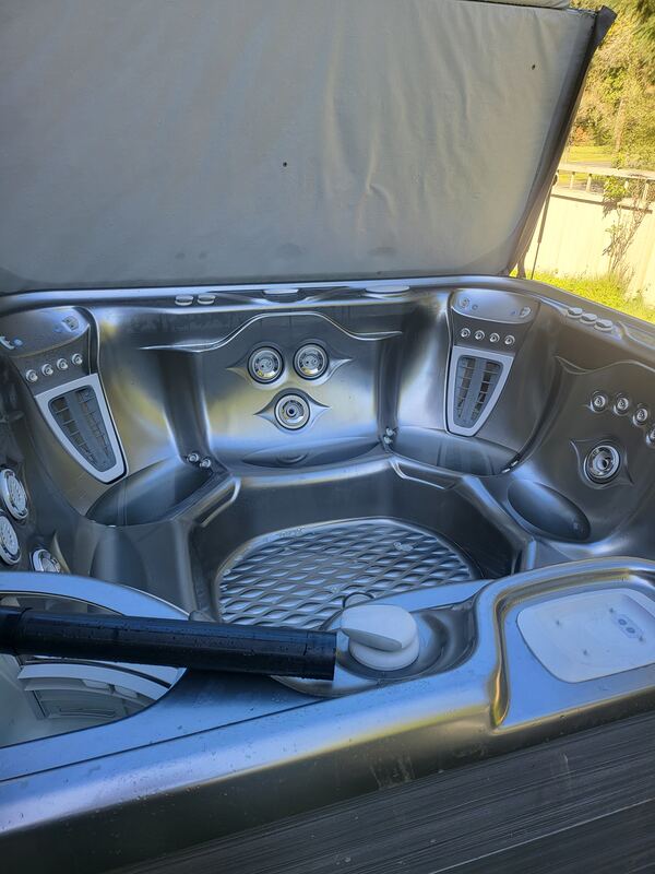 Same hot tub with a gleaming clean shell after the purge