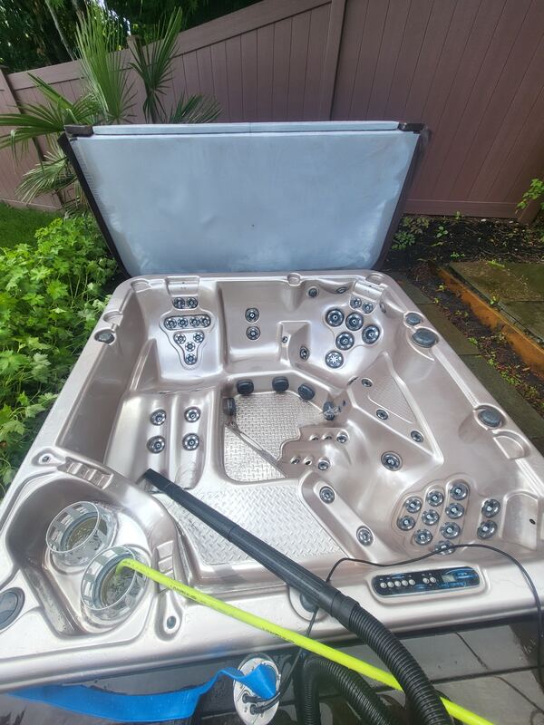 Green buildup in hot tub filter wells before a deep clean