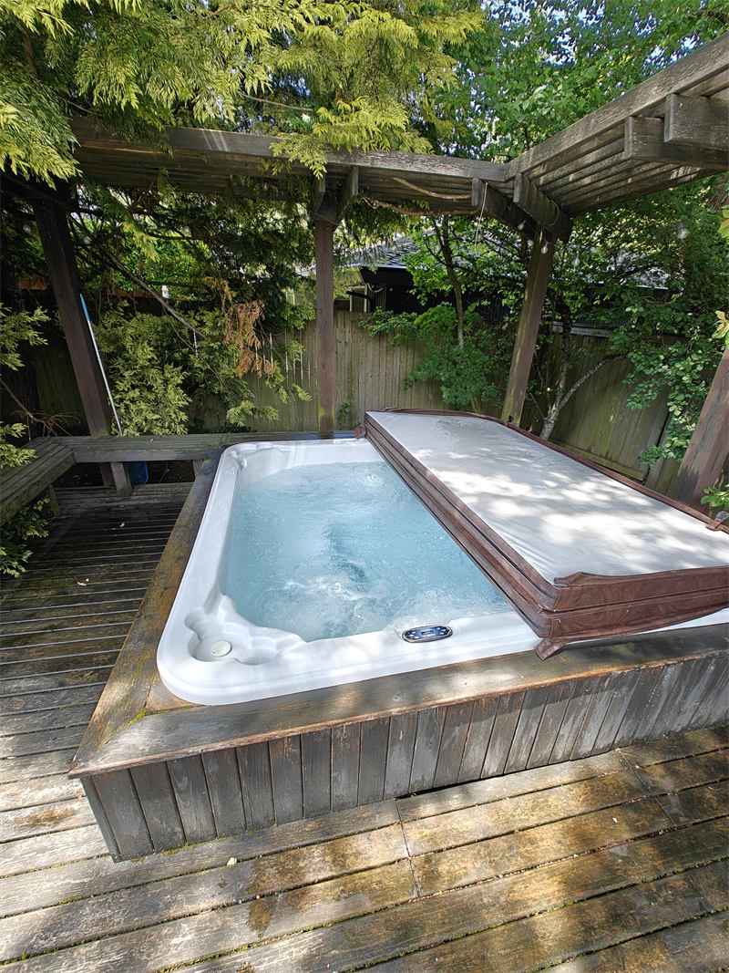 Same hot tub with clear blue water after the deep clean